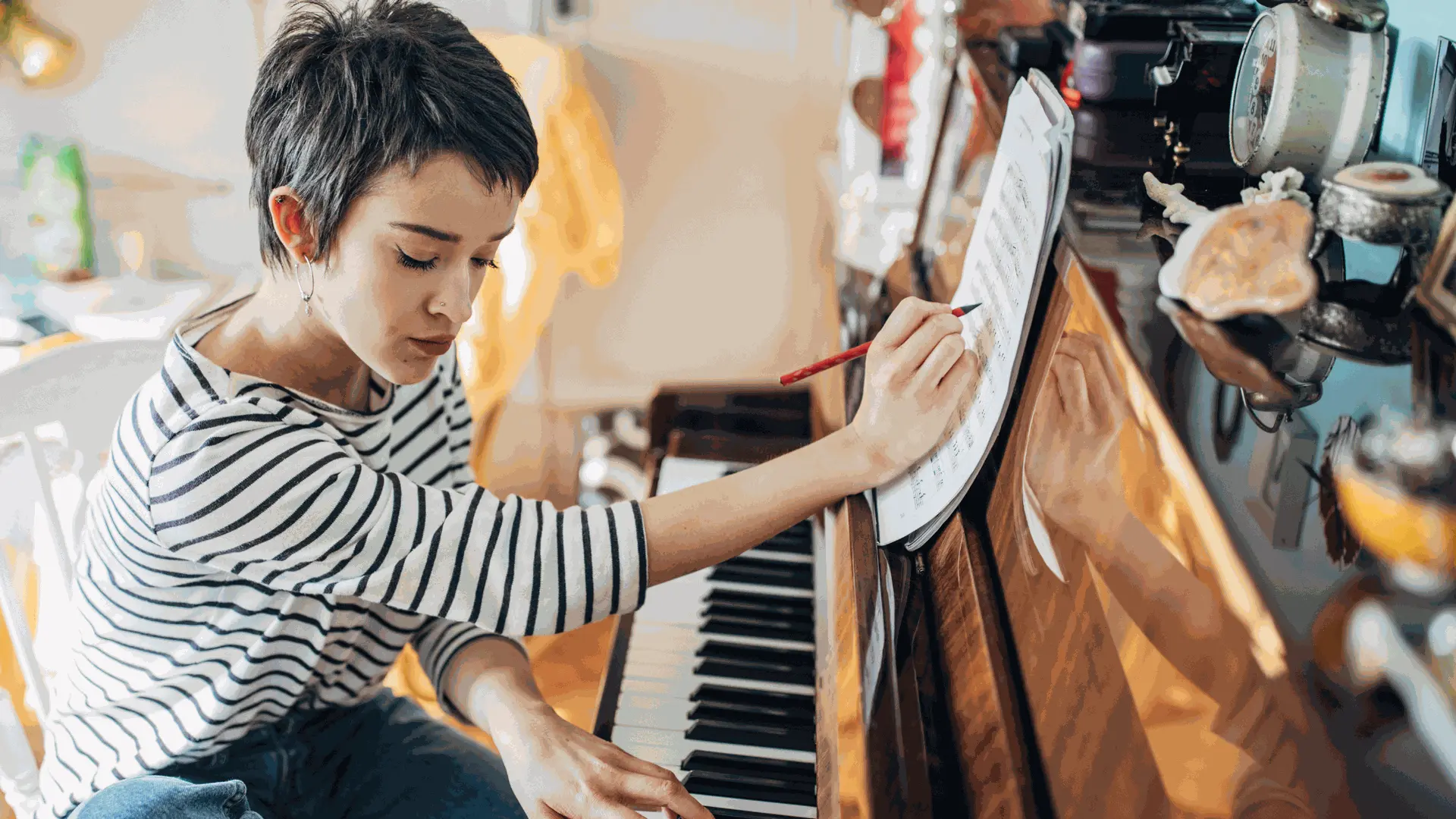 moça compondo ao piano
